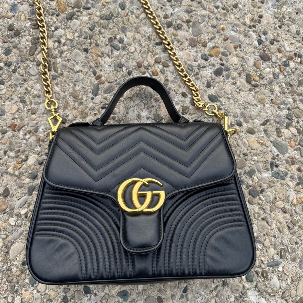 G ucci Elegant Black Quilted Handbag w Shoulder Strap Good Condition